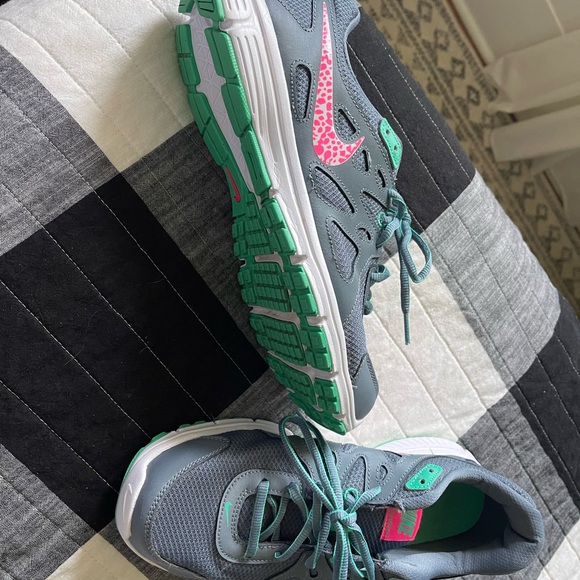 Nike Revolution 2 Running Tennis Shoes Turquoise Pink White Gray Women’s 11 - Picture 2 of 2